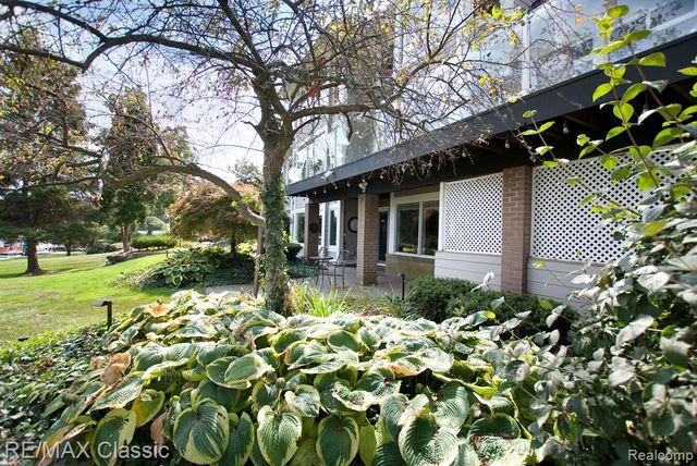 826 Wolverine Drive, Wolverine Lake, MI 48390