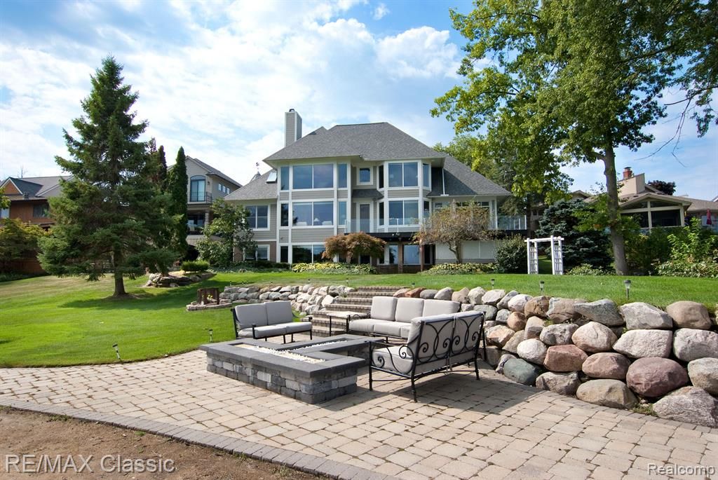 826 Wolverine Drive, Wolverine Lake, MI 48390