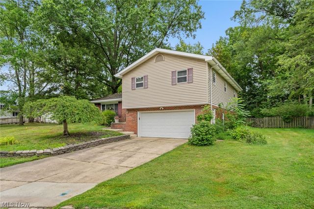 1590 Newcastle Circle, Akron, OH 44313