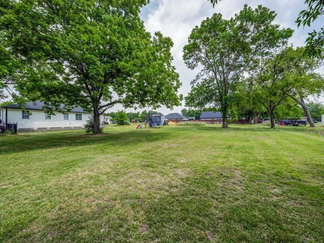 411 W Houston Street, Leonard, TX 75452