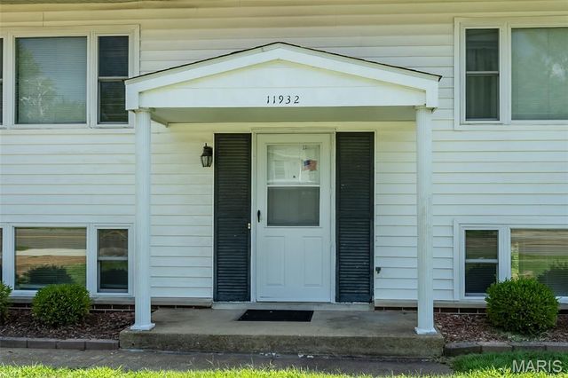 11932 Ameling Road, Maryland Heights, MO 63043