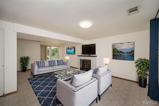 11932 Ameling Road, Maryland Heights, MO 63043