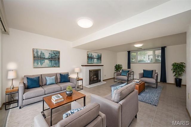 11932 Ameling Road, Maryland Heights, MO 63043
