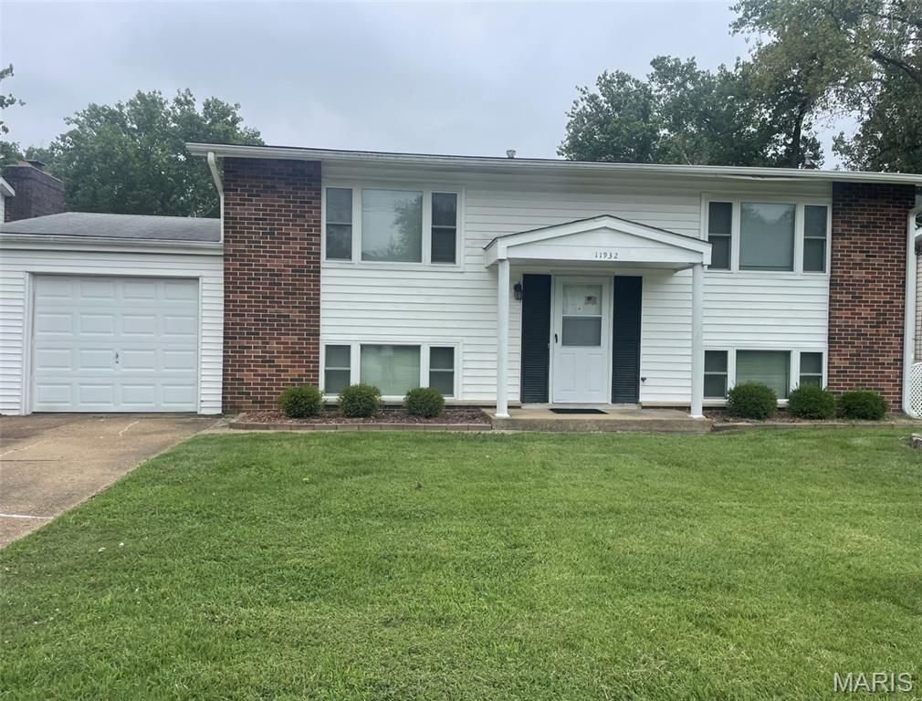 11932 Ameling Road, Maryland Heights, MO 63043
