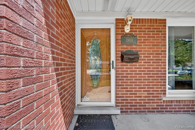 29114 Lori Street, Livonia, MI 48154