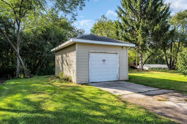 N2443 Giles DRIVE, Burlington, WI 53105