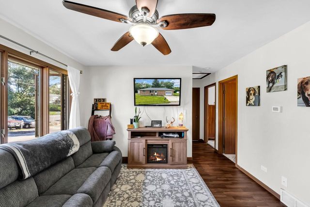 N2443 Giles DRIVE, Burlington, WI 53105