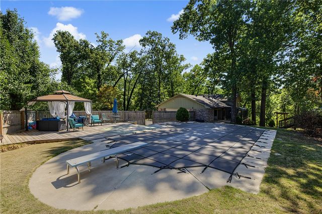 16 W Cardinal Court, Rogers, AR 72756