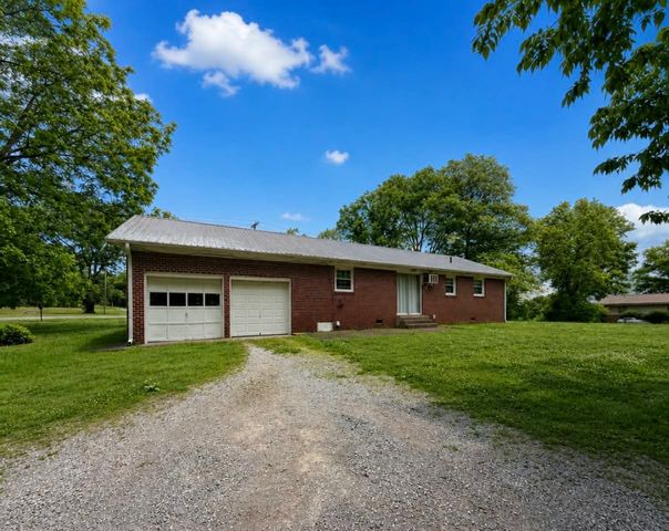 955 Rocky Rd, Pulaski, TN 38478