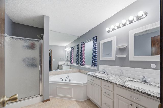 715 E Rolling View Dr, Park City, KS 67147