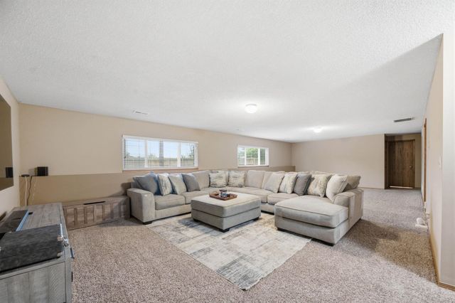 715 E Rolling View Dr, Park City, KS 67147