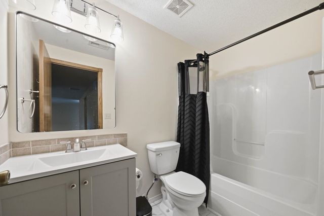 715 E Rolling View Dr, Park City, KS 67147