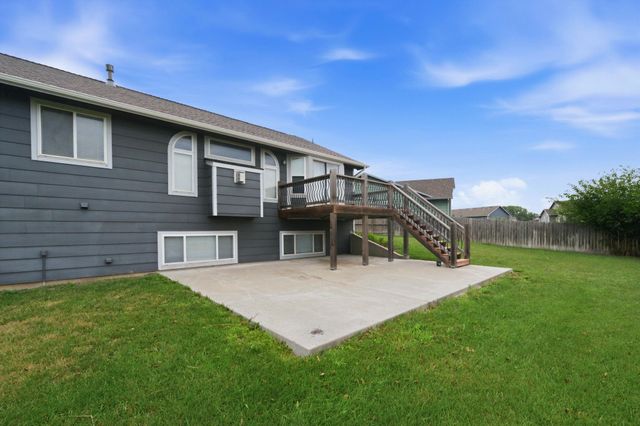 715 E Rolling View Dr, Park City, KS 67147