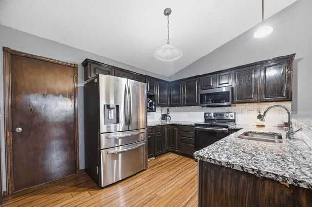 715 E Rolling View Dr, Park City, KS 67147