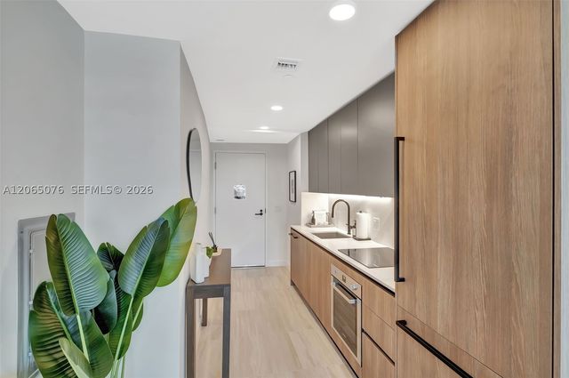 580 72nd St 808, Miami Beach, FL 33141