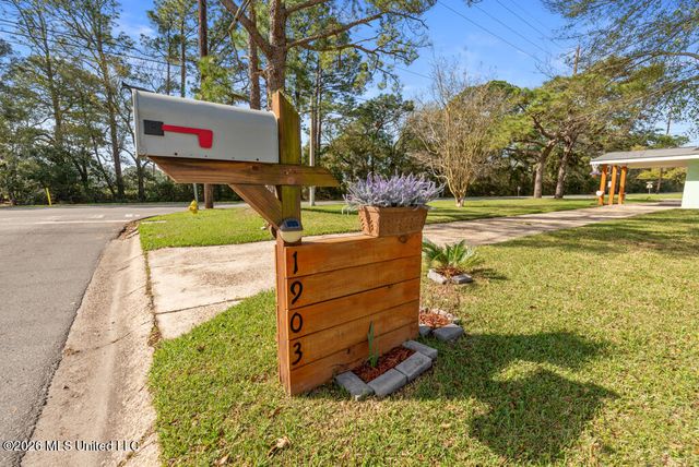 1903 Meadowbrook Street, Pascagoula, MS 39567