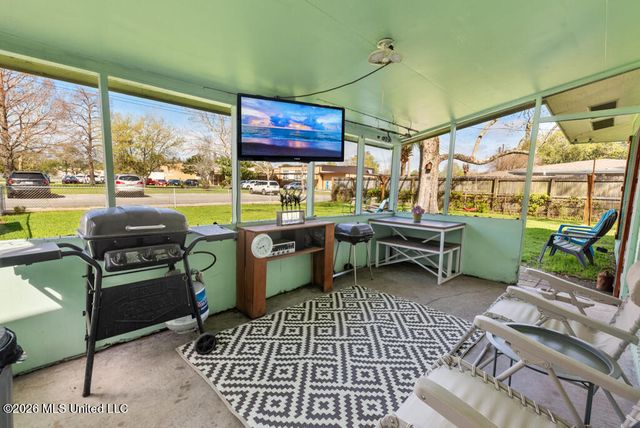 1903 Meadowbrook Street, Pascagoula, MS 39567