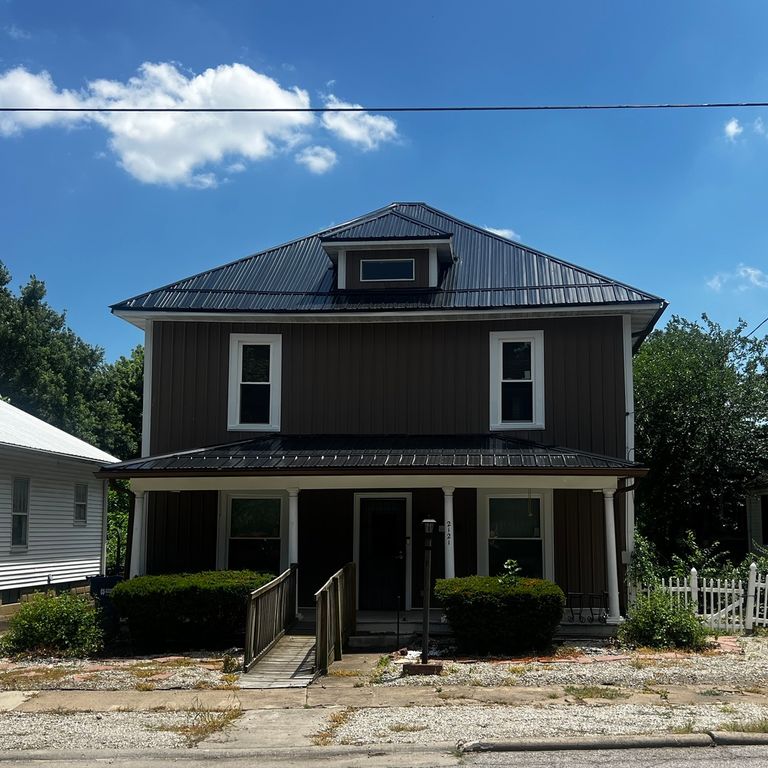 Image 1 of property listing at 2121 College Avenue, Mt Vernon, IL 62864