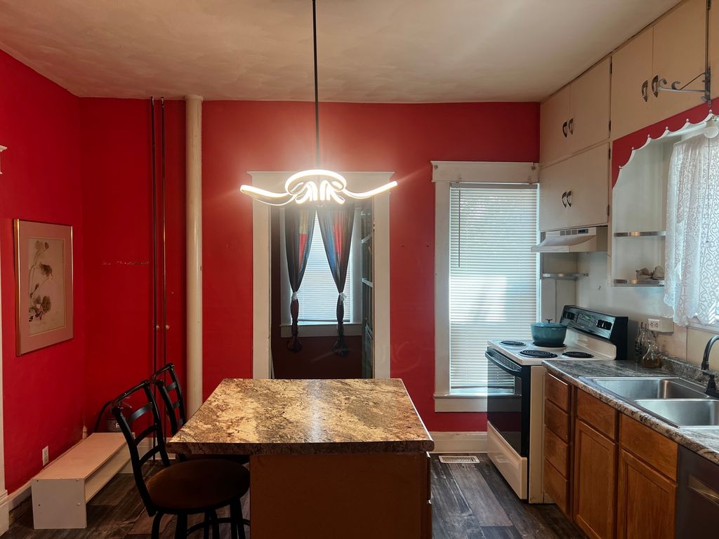Image 11 of property listing at 2121 College Avenue, Mt Vernon, IL 62864