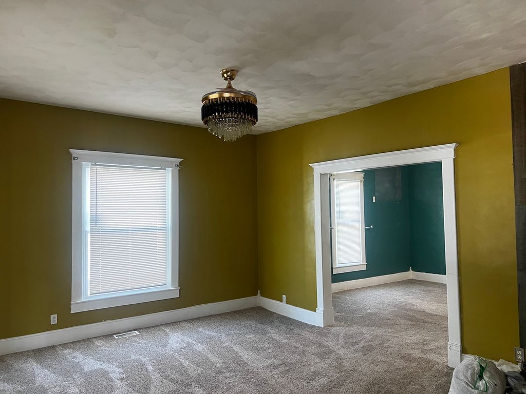 Image 3 of property listing at 2121 College Avenue, Mt Vernon, IL 62864