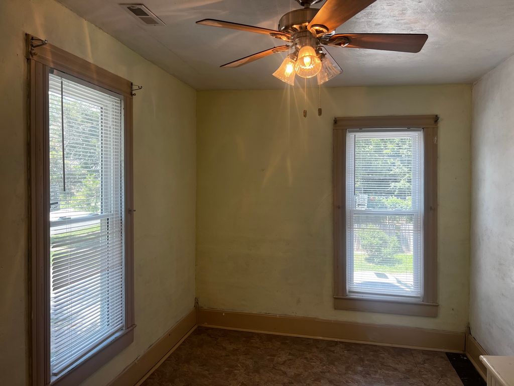 Image 25 of property listing at 2121 College Avenue, Mt Vernon, IL 62864