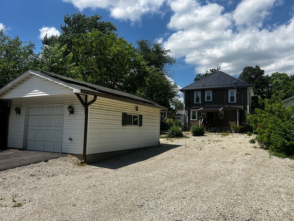 Image 31 of property listing at 2121 College Avenue, Mt Vernon, IL 62864