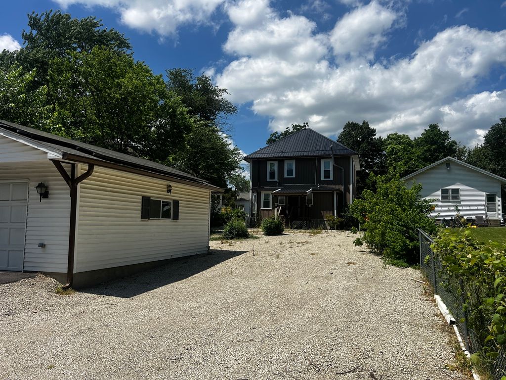 Image 32 of property listing at 2121 College Avenue, Mt Vernon, IL 62864
