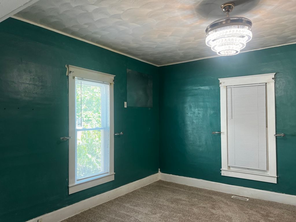 Image 7 of property listing at 2121 College Avenue, Mt Vernon, IL 62864