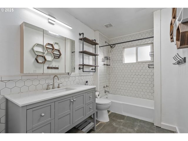 522 HEWITT Ave, Roseburg, OR 97470