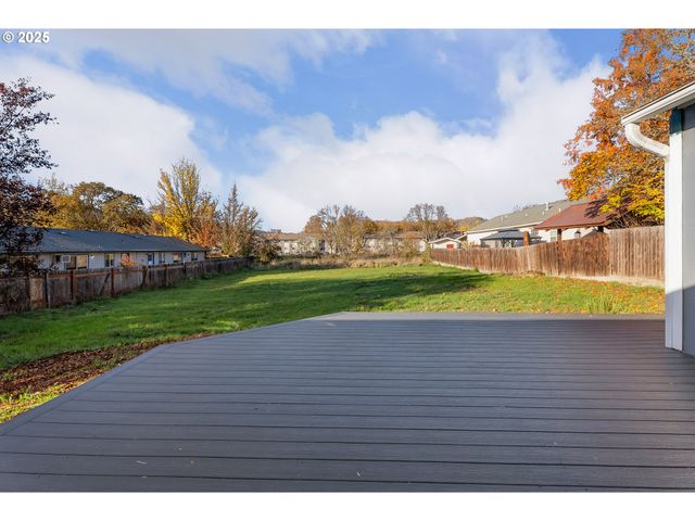 522 HEWITT Ave, Roseburg, OR 97470