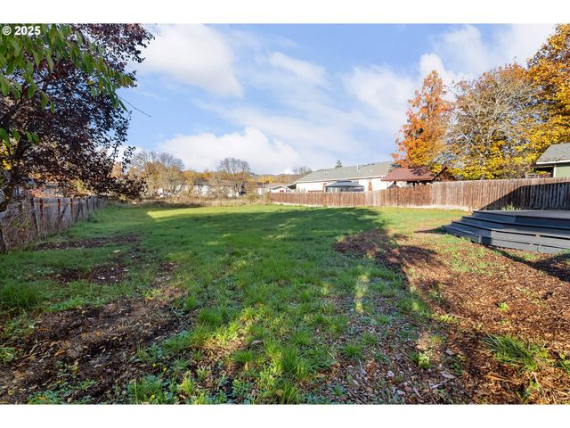 522 HEWITT Ave, Roseburg, OR 97470