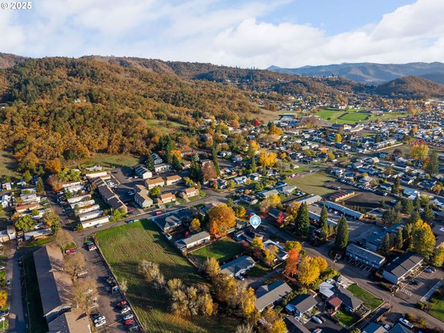 522 HEWITT Ave, Roseburg, OR 97470