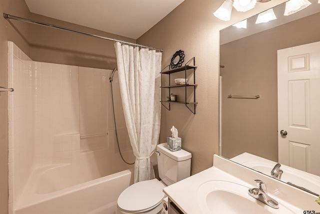 20700 Bluegrass Cir, Flint, TX 75762