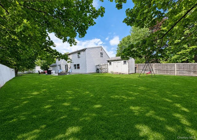 30 Hackberry Lane, Holbrook, NY 11741