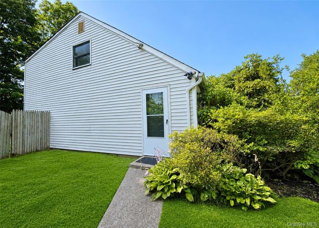 30 Hackberry Lane, Holbrook, NY 11741