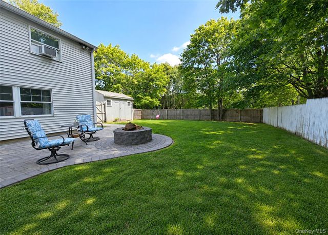 30 Hackberry Lane, Holbrook, NY 11741