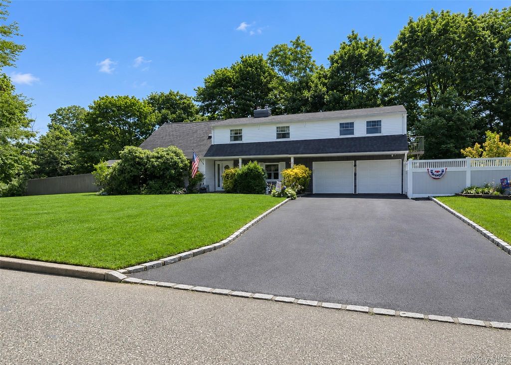 30 Hackberry Lane, Holbrook, NY 11741