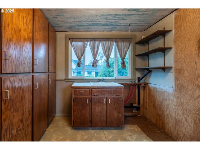 509 N COLLIER St, Coquille, OR 97423