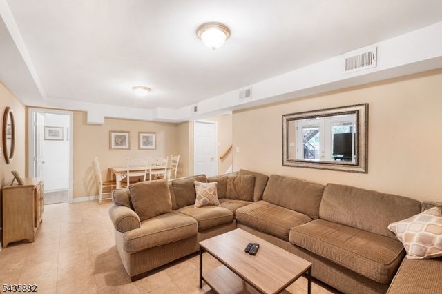 8 Robin Rd, Somerville Boro, NJ 08876