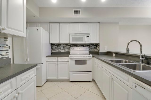 236 VILLAGE Boulevard 1106, Tequesta, FL 33469