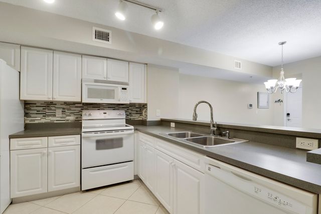 236 VILLAGE Boulevard 1106, Tequesta, FL 33469