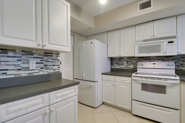 236 VILLAGE Boulevard 1106, Tequesta, FL 33469