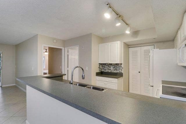 236 VILLAGE Boulevard 1106, Tequesta, FL 33469