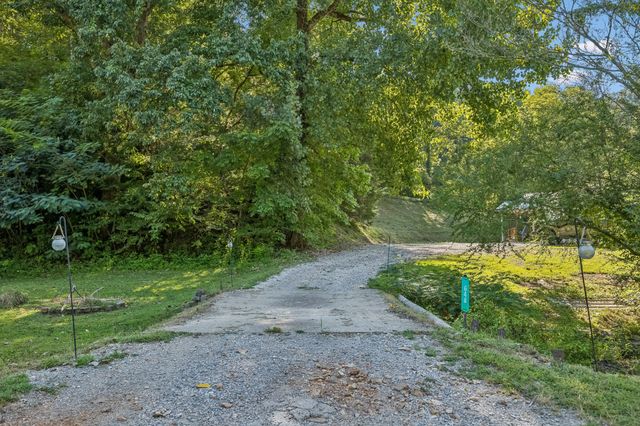 648 Tottys Bend Loop, Duck River, TN 38454