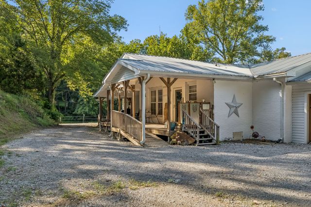 648 Tottys Bend Loop, Duck River, TN 38454