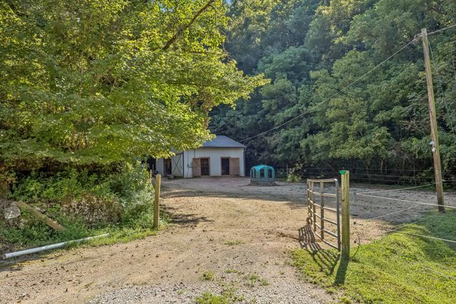 648 Tottys Bend Loop, Duck River, TN 38454