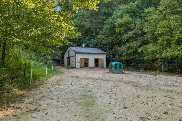 648 Tottys Bend Loop, Duck River, TN 38454