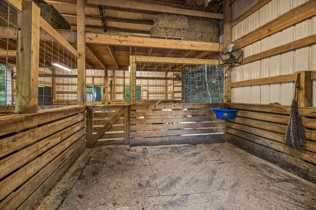 648 Tottys Bend Loop, Duck River, TN 38454
