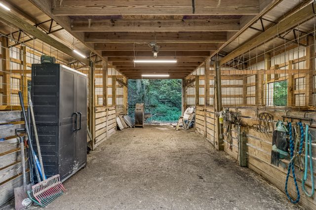 648 Tottys Bend Loop, Duck River, TN 38454