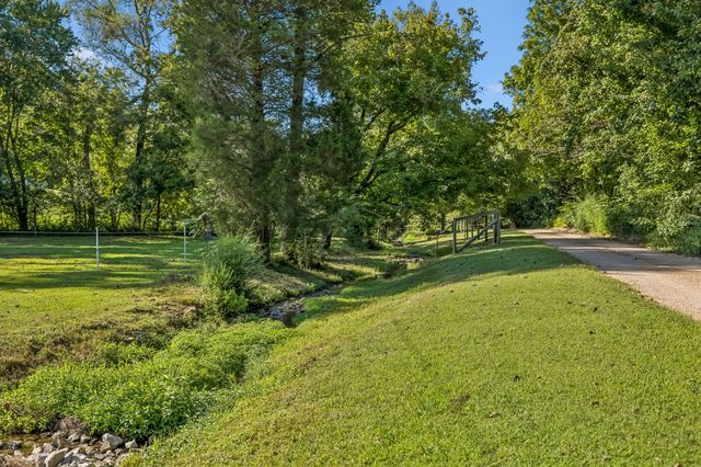 648 Tottys Bend Loop, Duck River, TN 38454